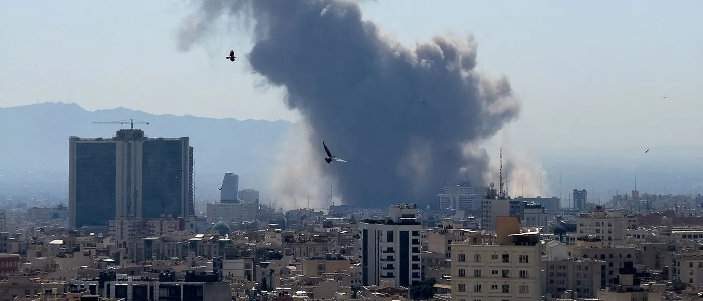 Nach einem Luftangriff auf die iranische Hauptstadt Teheran steigen Rauchwolken auf | © MAHSA / AFP Naher Osten spenden für Nothilfe: Nach einem Luftangriff auf die iranische Hauptstadt Teheran steigen Rauchwolken auf.